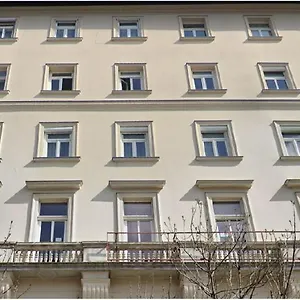 Lägenhet B3, Budapest